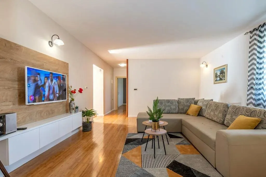 Large Apartment In Central Istria With Private Pool Pulici